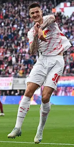 曼联旧将萨哈评舍什科引援：年轻锋才难扛重压，决策存误